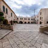 ...che ci conduce all�interno di un grande cortile da cui si diramano tutti gli accessi alle stanze del castello
